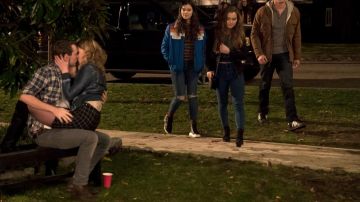 Les sneakers Adidas noires dans The Edge Of Seventeen