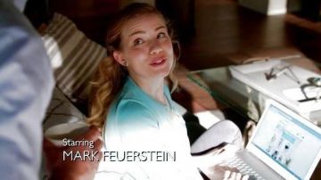chaleco azul J.crew de emma en royal pains S6E6