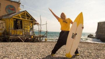 Nike shoes color yellow Jean Dujardin in Brice de Nice