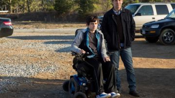 Les sneakers basses bleues dans The Fundamentals Of Caring