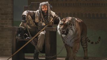 Los zapatos negros ascendentes de Ezequiel (Khary Payton) en The Walking Dead S07E02