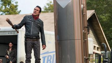 L'écharpe rouge de Negan (Jeffrey Dean Morgan) dans The Walking Dead S07E16