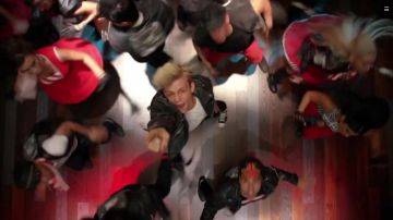 les sneakers de Brady (Ross Lynch) dans Teen Beach Movie