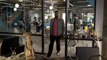 Les sneakers Nike Air Force 1 portées par Ron (Ron Funches) dans la série Powerless (Saison 1 Épisode 6)
