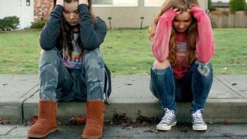 Les chaussures Converse Low grises de Krista (Haley Lu Richardson) dans El borde de los diecisiete
