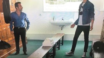 Las zapatillas Converse grises de Benji en A Man Up to the Task