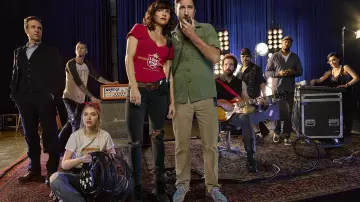 The Vans shoes "Donuts" and multi-Coloured Bill Hanson (Luke Wilson) in Roadies S01E03