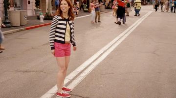 Les sneakers Vans rouges de Kimmy Schmidt (Ellie Kemper) dans Unbreakable Kimmy Schmidt S02E13