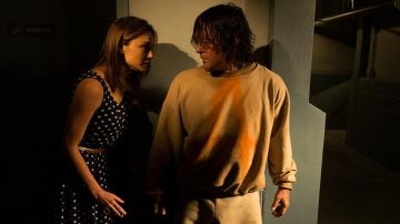 le sweatshirt gris "Prisonnier A" de Daryl Dixon (Norman Reedus) dans The Walking Dead