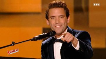 La veste blazer en velours de Mika dans The Voice : La plus belle voix 2017