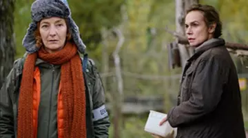 La dou­doune sans manche orange de Co­rinne Ma­siero (Capitaine Marleau) dans Ca­pi­taine Mar­leau