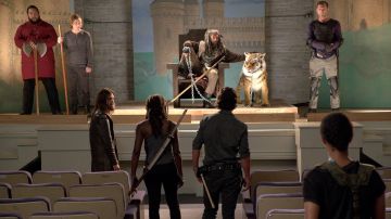 Les chaussures type boots du roi Ezekiel (Khary Payton) dans The Walking Dead S07E02