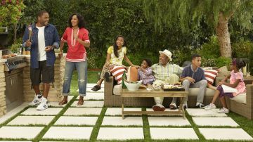 Les sneakers basses blanches et multicolores dans Black-ish