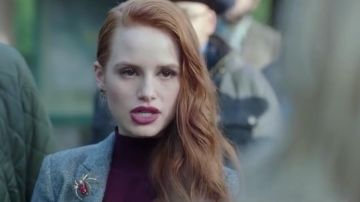 La broche araignée de Cheryl Blossom (Madelaine Petsch) dans Riverdale S01E05