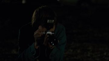 La cámara Pentax de Jonathan Byers (Charlie Heaton) en Stranger Things S01E02