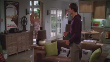 The poster of Course Star Wars by Mos Isley in the décor of My uncle Charlie-S10E04