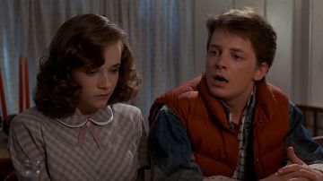 La chaqueta roja de Marty McFly (Michael J. Fox) en Regreso al futuro