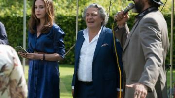 the blue dress Daphne Fougerole (Elsa Zylberstein) Has it with open arms