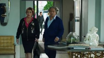 the bomber jacket Isabelle Cheroy (Nanou Garcia) in open arms