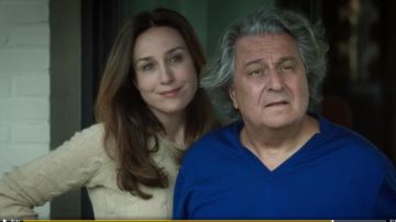 the sweater's beige Daphne Fougerole (Elsa Zylberstein) Has it with open arms