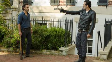 La batte "Lucille" de Negan (Jeffrey Dean Morgan) dans The Walking Dead S07E05