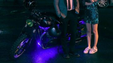 Las zapatillas Adidas blancas de Emma Roberts en la película Nerve
