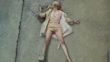 La tenue de petite fille zombie dans The Walking Dead S01E01