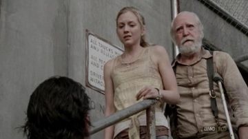 La camiseta sin mangas amarilla Chloe & Katie de Beth Greene (Emily Kinney) en Yhe Walking Dead S03E04
