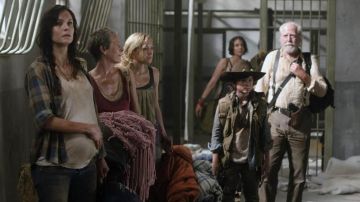Le débardeur rouge Free People de Carol Peletier (Melissa McBride) dans The Walking Dead S03E01