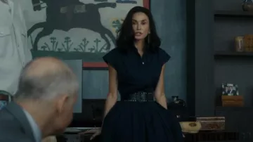 Robe midi en coton noir de Rebecca Vallance Fes portée par Cami Miller (Demi Moore) telle que vue dans Landman (S02E05)