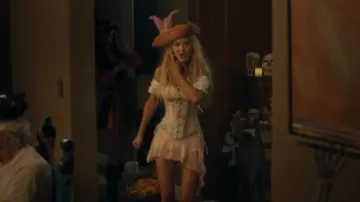 Jupe demi-coulisse en dentelle Y2k portée par Ainsley Norris (Michelle Randolph) telle que vue dans Landman (S02E05)