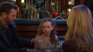 El vestido de manga corta floral con estampado floral de The Children's Place llevado por Alice Halsey, visto en Days of our Lives el 25 de octubre de 2025