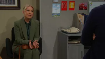 Bolsa de hombro JW Pei Joy llevada por Melissa Reeves, vista en Days of our Lives el 28 de octubre de 2025