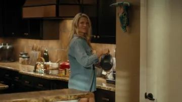 Camisa vaquera occidental Aritzia Denim Forum llevada por Angela Norris (Ali Larter) vista en Landman (S02E06)
