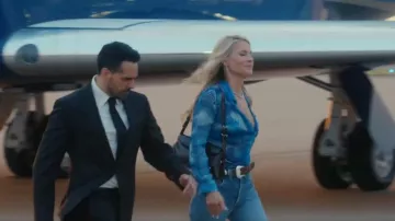 Camisa de seda Tessitura Body Couture usada por Angela Norris (Ali Larter) tal como se ve en Landman (S02E06)