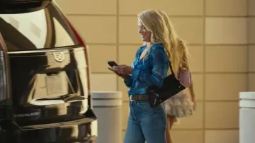 Pequeño bolso de hombro P'tit Voyou de Givenchy usado por Angela Norris (Ali Larter) como se ve en Landman (S02E06)