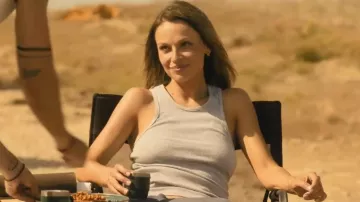 Tank nervuré WeWoreWhat porté par Rebecca Falcone (Kayla Wallace) tel que vu dans Landman (S02E07)