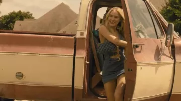 Sac bandoulière Gucci bleu à emblème GG petit format porté par Ainsley Norris (Michelle Randolph) dans l'épisode Landman (S02E07)