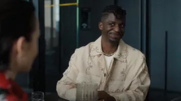 Nuevo collar Nefertiti de Sigal Paris usado por Julien (Samuel Arnold) como se ve en Emily en París (temporada 5, episodio 2)
