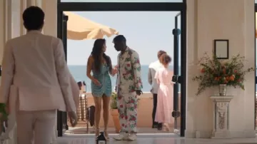 Blazer con estampado floral ligero de Fursac usado por Julien (Samuel Arnold) como se ve en Emily en París (temporada 5, episodio 2)