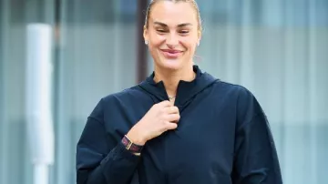 Conferencia de prensa de la Batalla de los Sexos de Aryna Sabalenka Sudadera con capucha de Aryna Sabalenka en Aryna Sabalenka vs Nick Kyrgios • Batalla de los Sexos | Dubái 28-12-2025