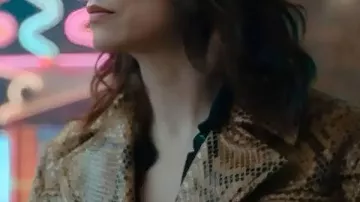 Chaqueta de efecto serpiente Jessica De Gouw Sunny Nights 2025 llevada por (Jessica De Gouw) en Sunny Nights (S01)