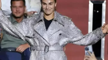 Aryna Sabalenka Battle Of The Sexes 2025 Trench Coat in Aryna Sabalenka vs Nick Kyrgios • Battle of the Sexes | Dubai 28-12-2025