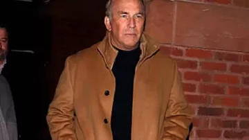 Kevin Costner Brown Car Coat in The Bodyguard movie ending part 1
