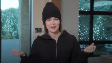 Sweat à capuche en polaire confortable Fabletics Oversized zippé porté par Khloé Kardashian, tel que vu dans The Kardashians (S07E10)