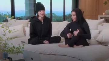 Pantalon de survêtement à jambe large en polaire confortable Fabletics porté par Khloé Kardashian, tel que vu dans The Kardashians (S07E10)