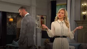 Vestido plisado de manga larga Zara con cinturón que lleva AnnaLynne McCord, visto en Days of our Lives el 2 de diciembre de 2025