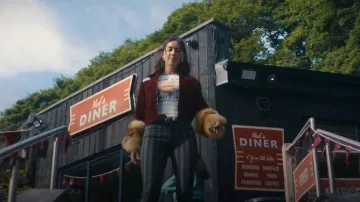 Brandy Melville John Galt Pantalones de rayas Tilden usados por Dee Dee (Maeve Courtier-Lilley) como se ve en Run Away (S01E02)