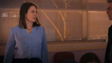 Blusa de crepé azul pálido de LK Bennett Sonya usada por Yvonne (Ingrid Oliver) como se ve en Run Away (temporada 1, episodio 3)