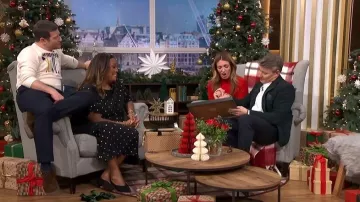 Vestido Tilly negro con lámina dorada de Never Full Dressed, usado por Alison Hammond, como se vio en This Morning en diciembre de 2025